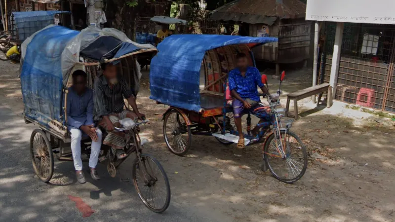 Tunnellike Roofed Cycle Rickshaws