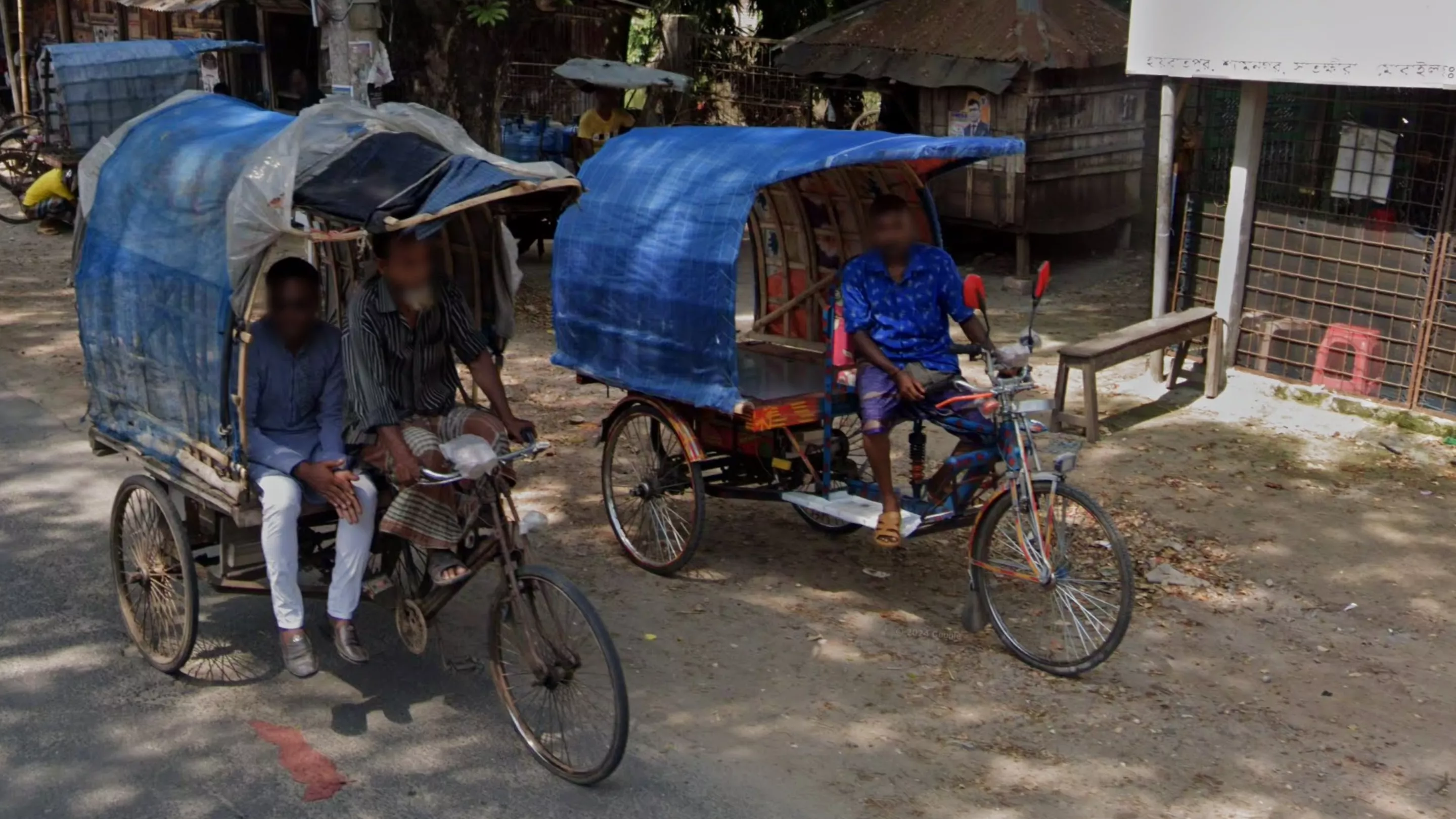 Tunnellike Roofed Cycle Rickshaws